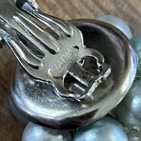 Vintage 1950s Icy Blue Faux Pearl Beaded Cluster Clip Earrings Mid Century Japan - Picture 11 of 12